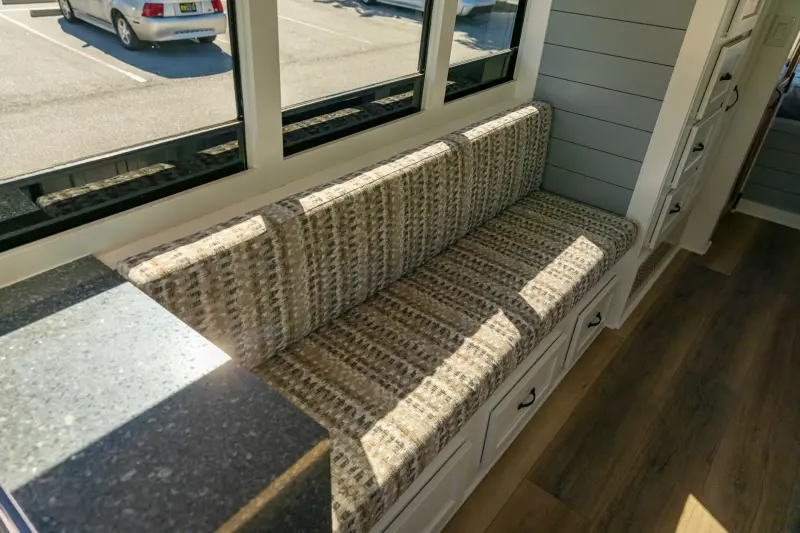 Школьный автобус стал роскошным автодомом: уникальный лот на аукционе