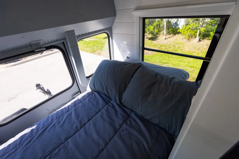 Школьный автобус стал роскошным автодомом: уникальный лот на аукционе