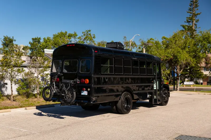 Школьный автобус стал роскошным автодомом: уникальный лот на аукционе