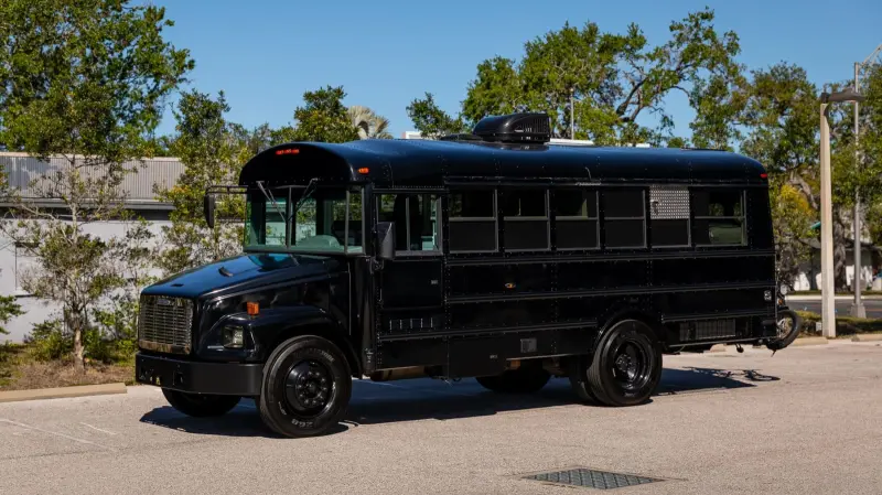 Школьный автобус стал роскошным автодомом: уникальный лот на аукционе