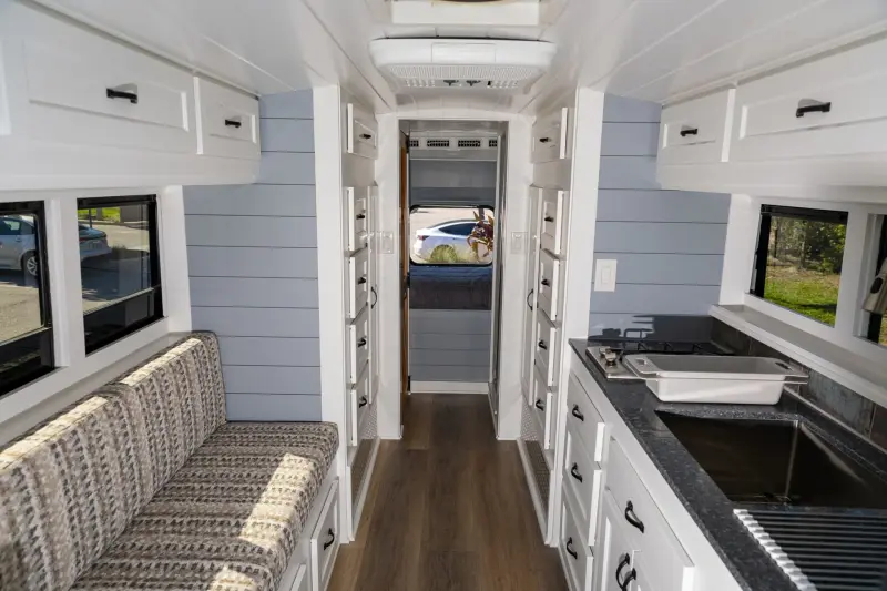 Школьный автобус стал роскошным автодомом: уникальный лот на аукционе