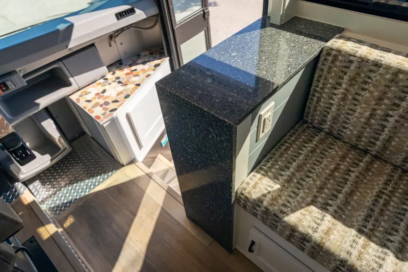 Школьный автобус стал роскошным автодомом: уникальный лот на аукционе