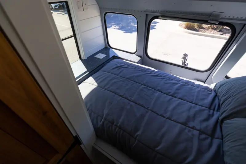 Школьный автобус стал роскошным автодомом: уникальный лот на аукционе