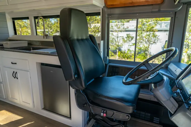 Школьный автобус стал роскошным автодомом: уникальный лот на аукционе