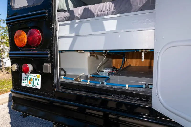 Школьный автобус стал роскошным автодомом: уникальный лот на аукционе