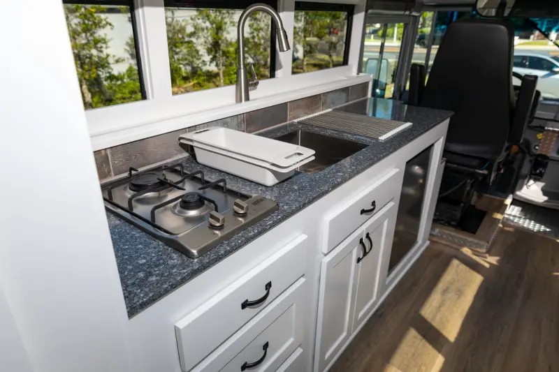 Школьный автобус стал роскошным автодомом: уникальный лот на аукционе