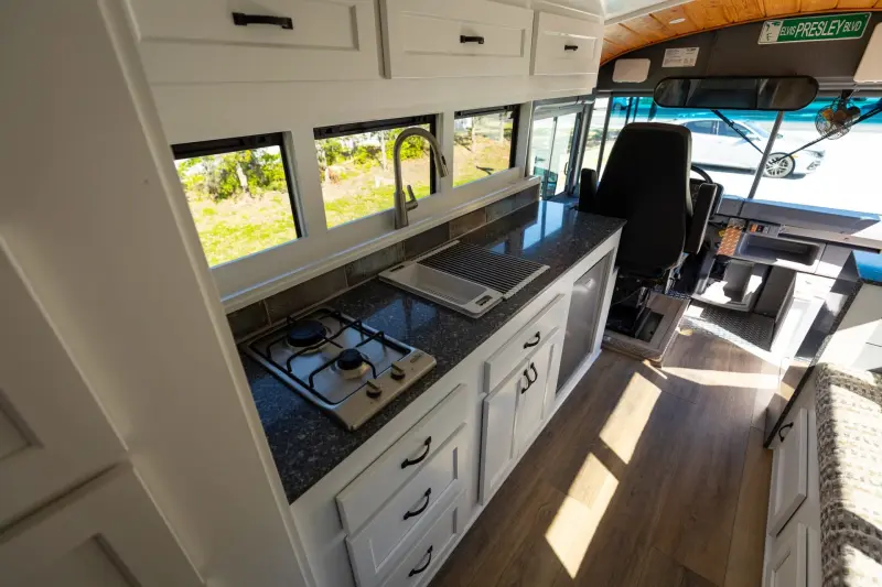 Школьный автобус стал роскошным автодомом: уникальный лот на аукционе