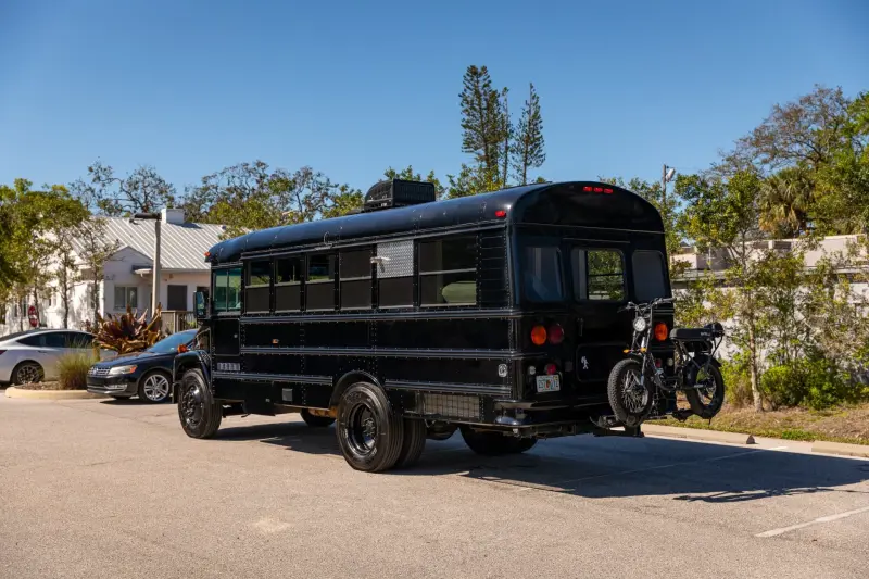 Школьный автобус стал роскошным автодомом: уникальный лот на аукционе