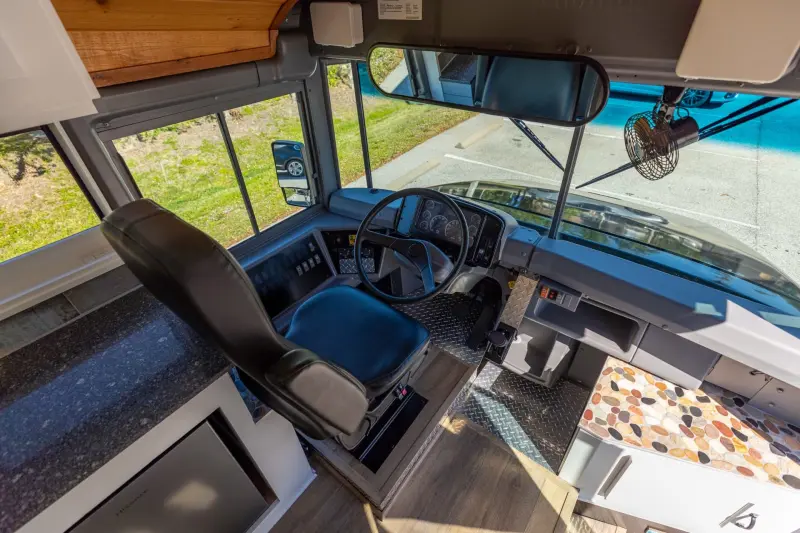 Школьный автобус стал роскошным автодомом: уникальный лот на аукционе