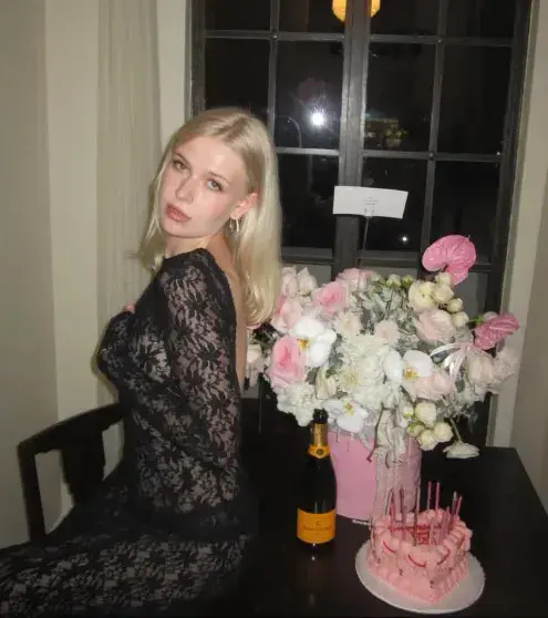 Смелый праздник: Соня Киперман отметила 25-летие в откровенных нарядах