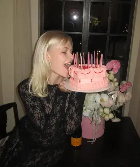 Смелый праздник: Соня Киперман отметила 25-летие в откровенных нарядах