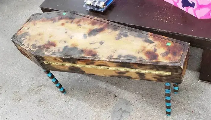 Самые странные вещи с блошиных рынков: от кошачьих кресел до гробов-столиков