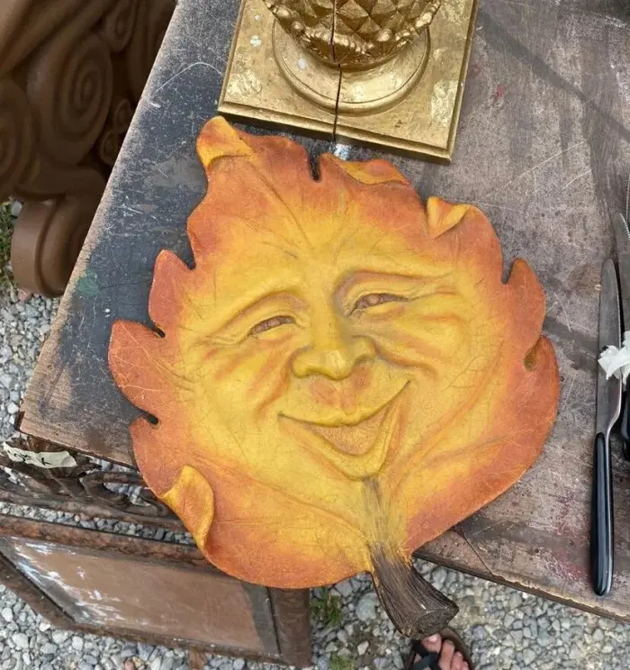 Самые странные вещи с блошиных рынков: от кошачьих кресел до гробов-столиков