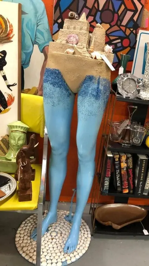 Самые странные вещи с блошиных рынков: от кошачьих кресел до гробов-столиков