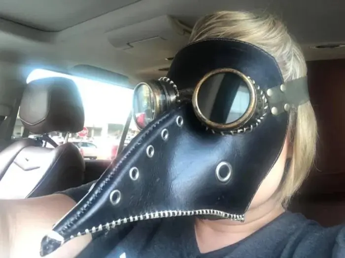 Самые странные вещи с блошиных рынков: от кошачьих кресел до гробов-столиков