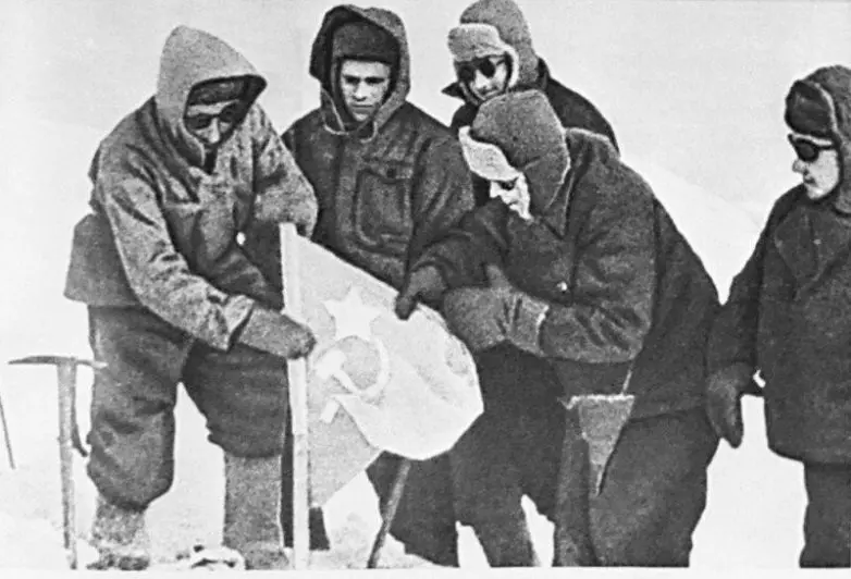 Как советские бойцы сорвали нацистские флаги с вершин Эльбруса