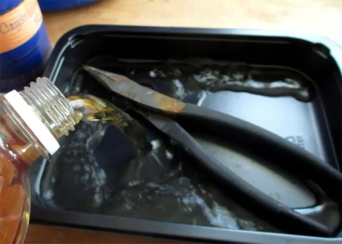 Как вернуть к жизни заржавевший инструмент: бюджетный метод с уксусом