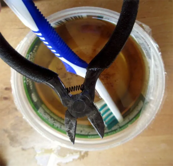 Как вернуть к жизни заржавевший инструмент: бюджетный метод с уксусом