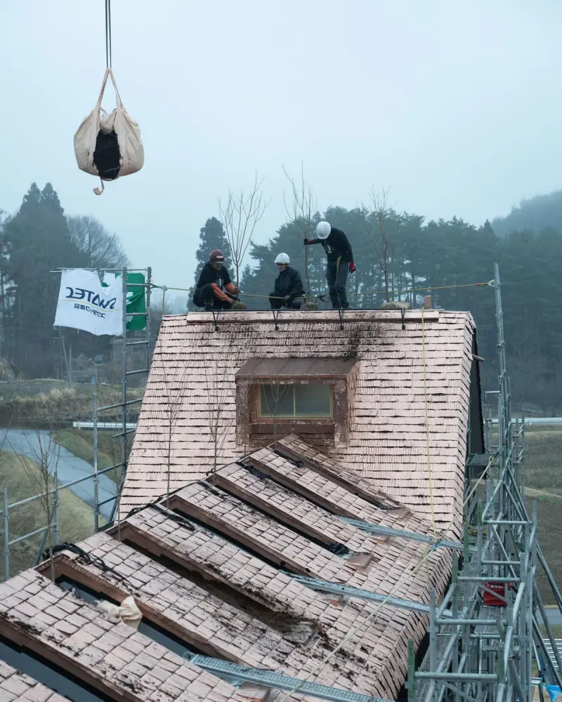 Вишни на коньке: необычный японский дом, где сад растет на крыше