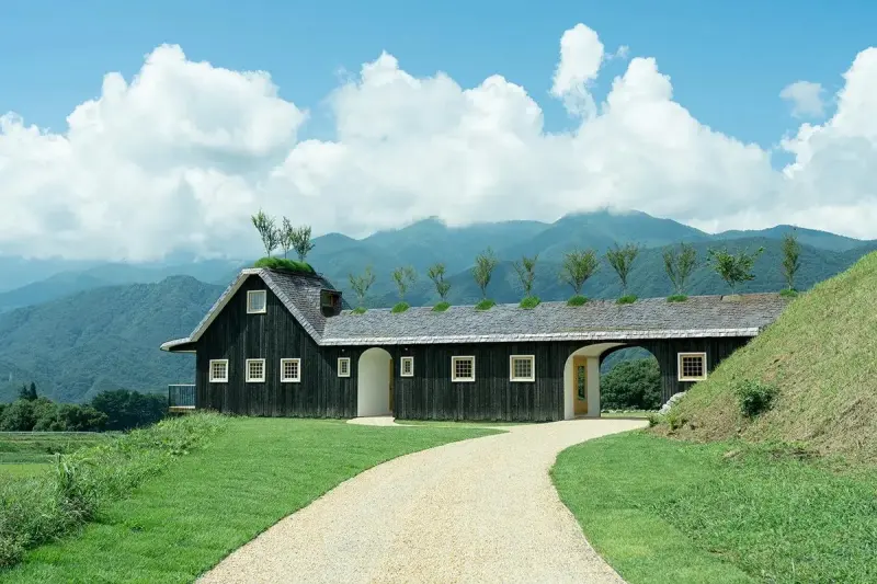 Вишни на коньке: необычный японский дом, где сад растет на крыше