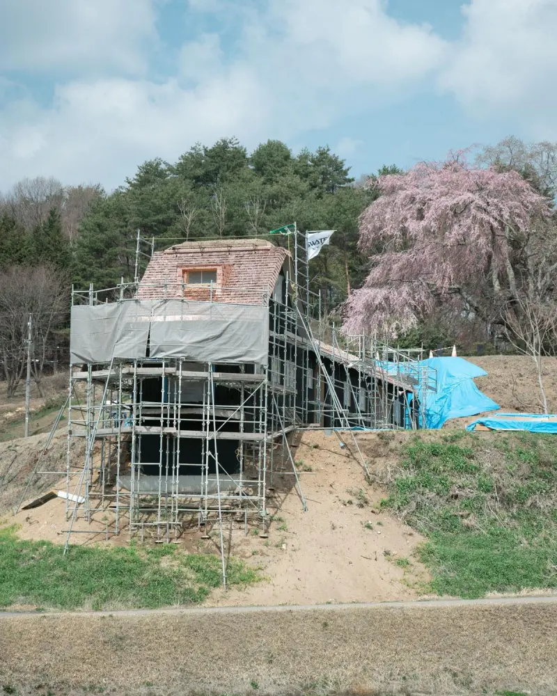 Вишни на коньке: необычный японский дом, где сад растет на крыше