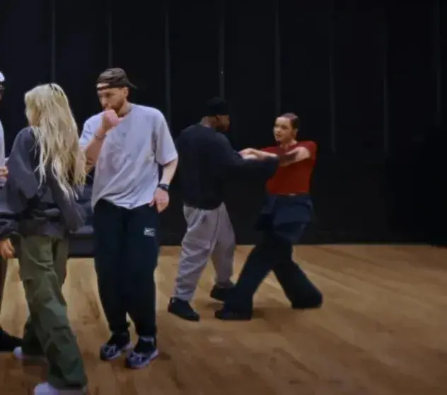 Шайло Джоли в клипе: танцует на втором плане и вызывает споры в сети