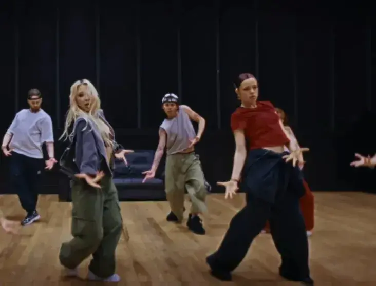 Шайло Джоли в клипе: танцует на втором плане и вызывает споры в сети