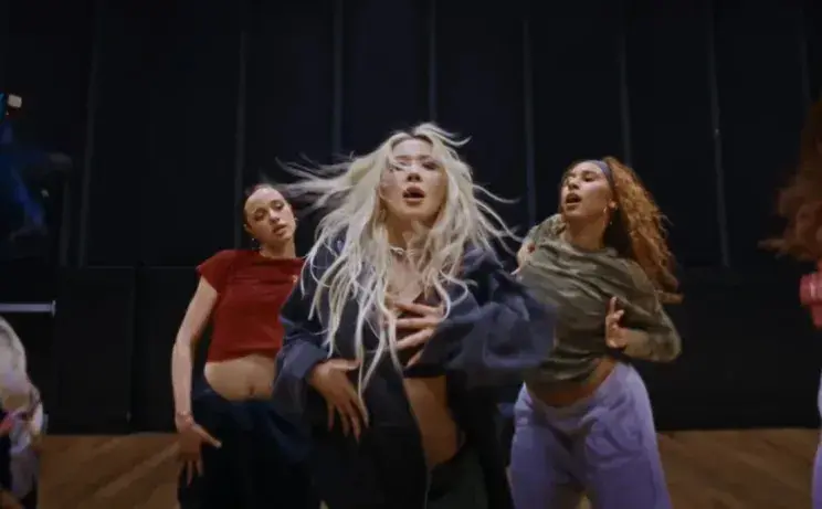 Шайло Джоли в клипе: танцует на втором плане и вызывает споры в сети