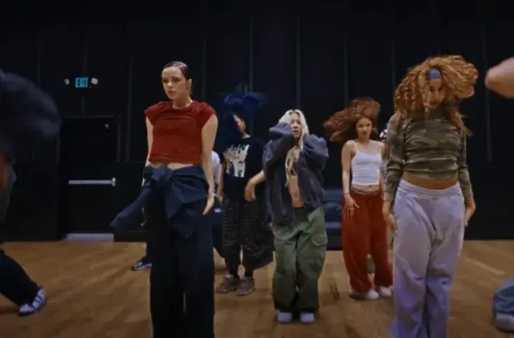 Шайло Джоли в клипе: танцует на втором плане и вызывает споры в сети