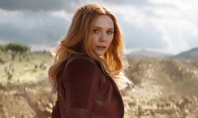 Слухи о беременности Элизабет Олсен: папарацци заметили округлившийся живот у звезды