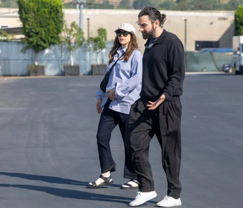 Слухи о беременности Элизабет Олсен: папарацци заметили округлившийся живот у звезды