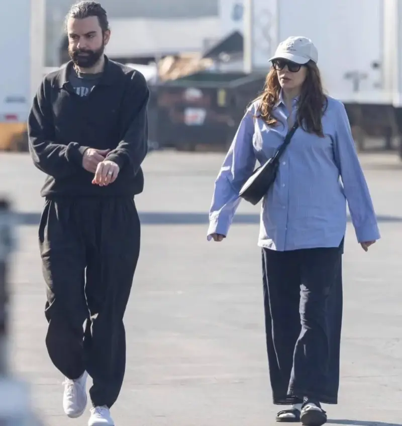 Слухи о беременности Элизабет Олсен: папарацци заметили округлившийся живот у звезды