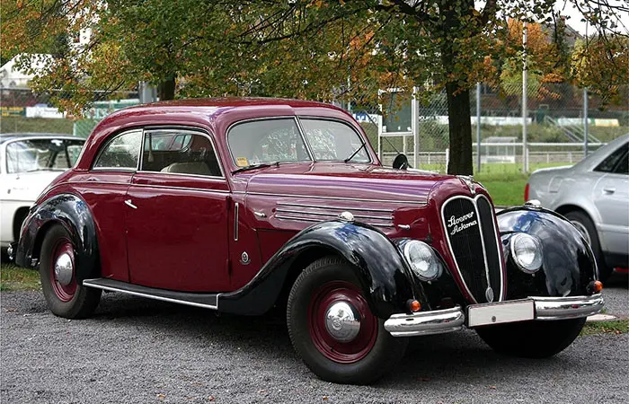 Загадка двух половинок: почему у старых машин было разделённое лобовое стекло