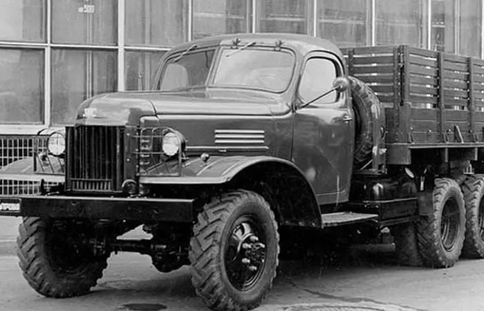 Загадка двух половинок: почему у старых машин было разделённое лобовое стекло