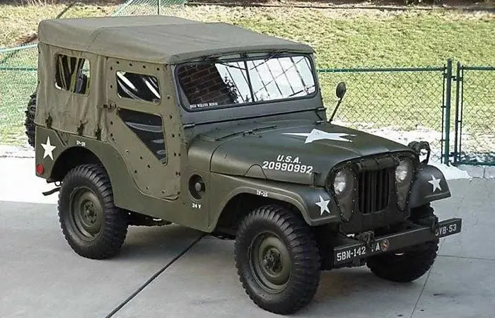 Загадка двух половинок: почему у старых машин было разделённое лобовое стекло