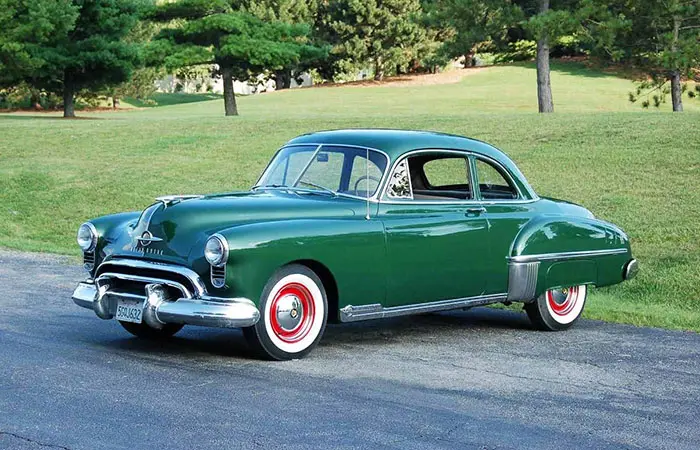 Загадка двух половинок: почему у старых машин было разделённое лобовое стекло