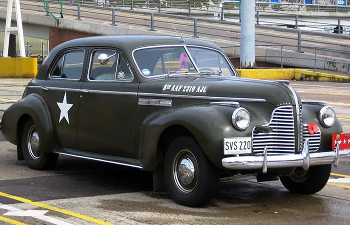 Загадка двух половинок: почему у старых машин было разделённое лобовое стекло