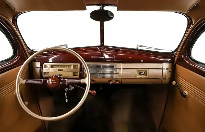 Загадка двух половинок: почему у старых машин было разделённое лобовое стекло