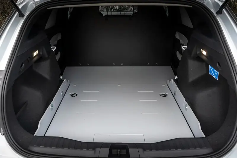 Ford Explorer Van: Электрический фургон для бизнеса с ценой от 4,2 млн рублей