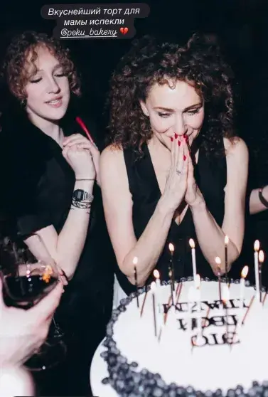 Ксения Раппопорт в 52: праздник с дочерьми и дерзкая фотосессия у бассейна