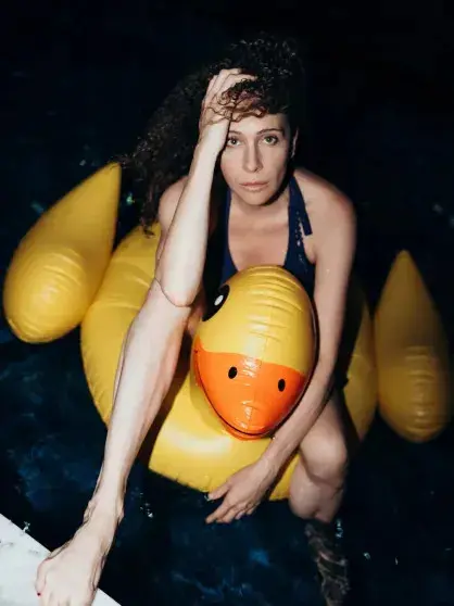 Ксения Раппопорт в 52: праздник с дочерьми и дерзкая фотосессия у бассейна