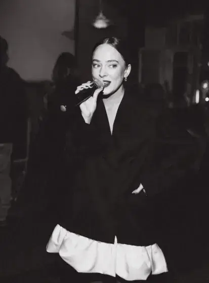 Ксения Раппопорт в 52: праздник с дочерьми и дерзкая фотосессия у бассейна