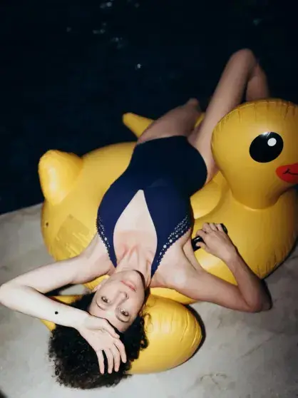 Ксения Раппопорт в 52: праздник с дочерьми и дерзкая фотосессия у бассейна