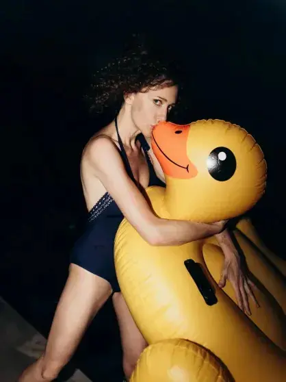 Ксения Раппопорт в 52: праздник с дочерьми и дерзкая фотосессия у бассейна