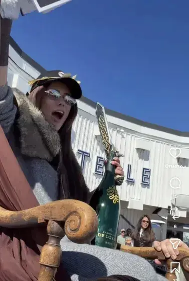 Подругу Алекса Лесли несли на троне по Куршевелю под хит t.A.T.u.