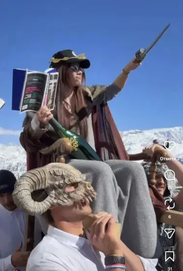 Подругу Алекса Лесли несли на троне по Куршевелю под хит t.A.T.u.