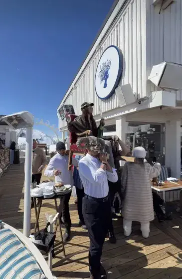 Подругу Алекса Лесли несли на троне по Куршевелю под хит t.A.T.u.