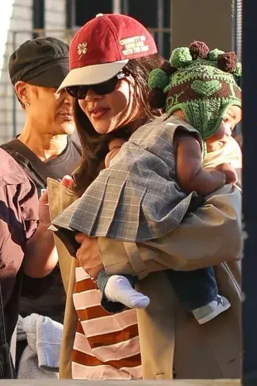 Рианна впервые вышла в свет с дочерью Роки в Париже