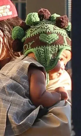 Рианна впервые вышла в свет с дочерью Роки в Париже