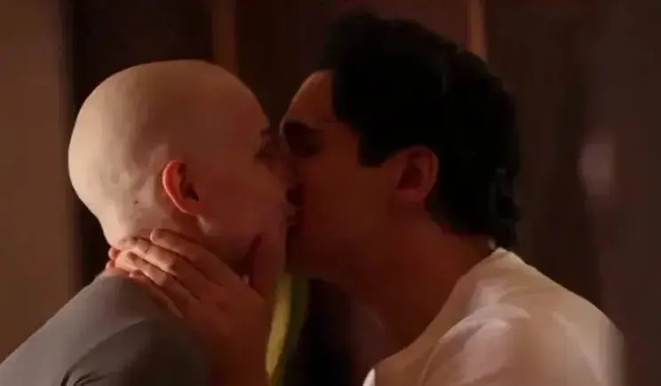 Лерчек сбрила волосы после химии: жених показал трогательное видео